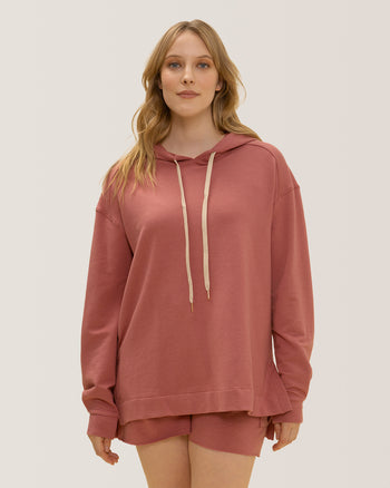 Women wearing the Chill Out Hoodie by Rose Boreal - Blush / Femme qui porte le Chandail à capuche trop relax de Rose Boreal - Rosée