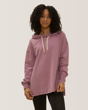 Women wearing the Chill Out Hoodie by Rose Boreal - Nostalgia / Femme qui porte le Chandail à capuche trop relax de Rose Boreal - Nostalgie