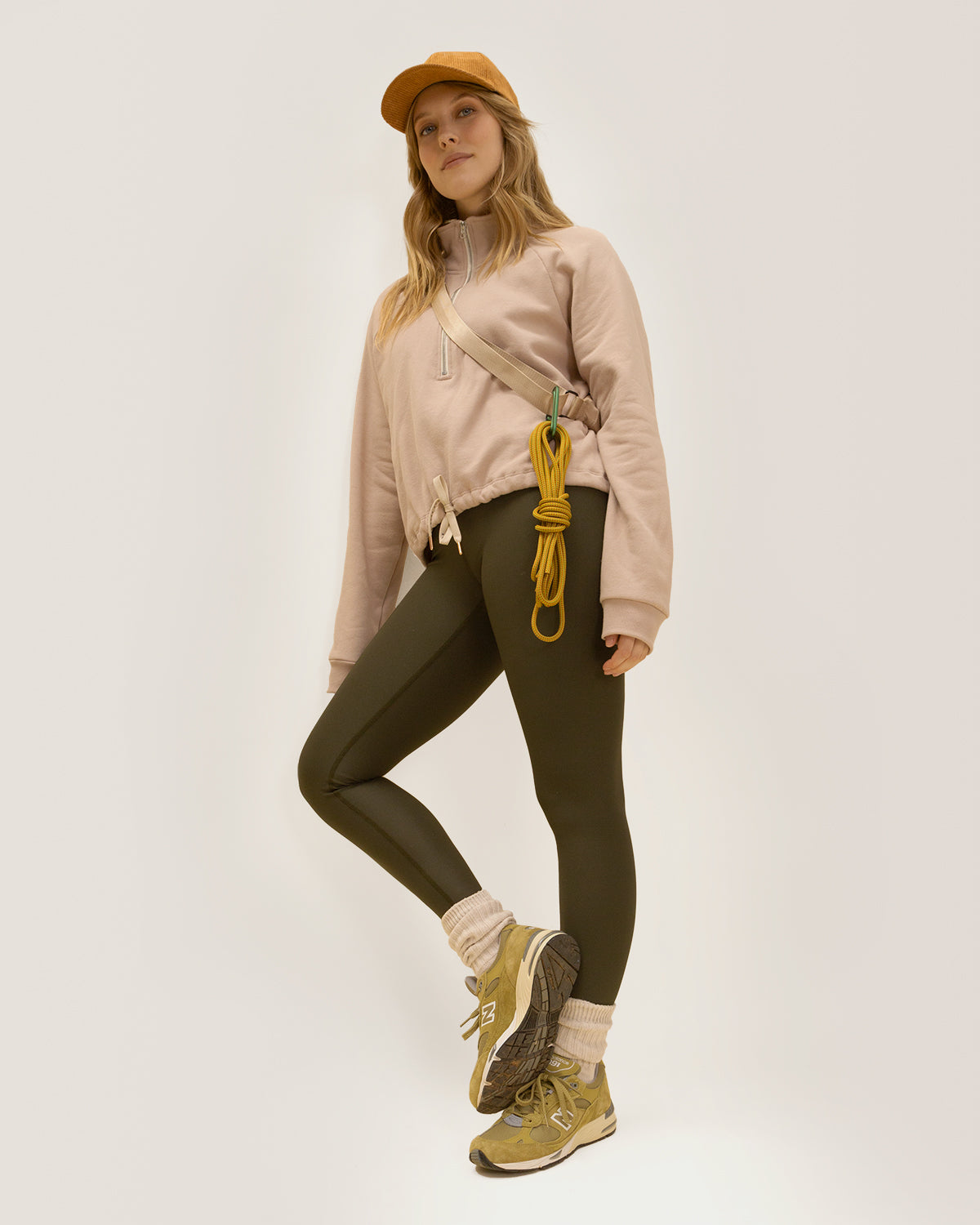 Women wearing the Wayfarer sweatshirt by Rose Boreal - Oak Over / Femme qui porte le Chandail voyageur de Rose Boreal - Chêne Over.