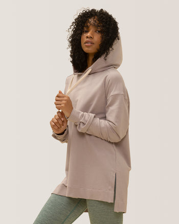 Women wearing the Chill Out Hoodie by Rose Boreal - Atmosphere Over / Femme qui porte le Chandail à capuche trop relax de Rose Boreal - Atmosphère Over