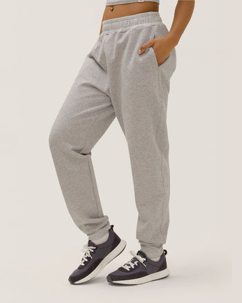 Women wearing the Mingan Jogger Pants by Rose Boreal- Moon / Femme qui porte le pantalon Jogging Mingan de Rose Boreal - Lune