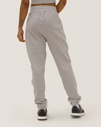 Women wearing the Mingan Jogger Pants by Rose Boreal- Moon / Femme qui porte le pantalon Jogging Mingan de Rose Boreal - Lune