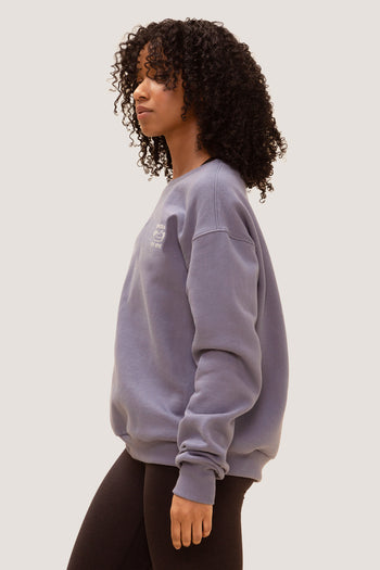 Femme qui porte le chandail Favorite de Rose Boreal./ Women wearing the Favorite Crewneck Sweatshirt by Rose Boreal. -Grisaille Over