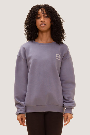 Femme qui porte le chandail Favorite de Rose Boreal./ Women wearing the Favorite Crewneck Sweatshirt by Rose Boreal. -Grisaille