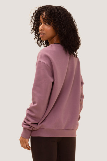 Femme qui porte le chandail Favorite de Rose Boreal./ Women wearing the Favorite Crewneck Sweatshirt by Rose Boreal. - Wild Geranium Over / Géranium Sauvage Over