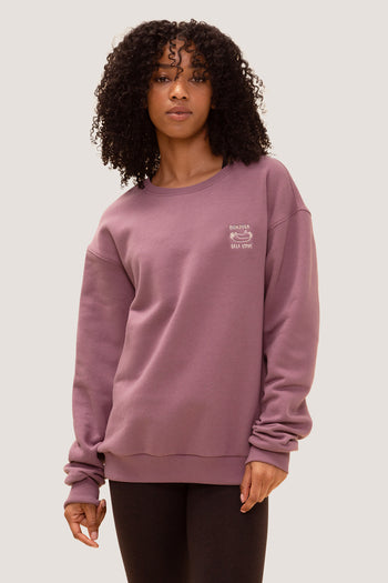 Femme qui porte le chandail Favorite de Rose Boreal./ Women wearing the Favorite Crewneck Sweatshirt by Rose Boreal. - Wild Geranium / Géranium Sauvage