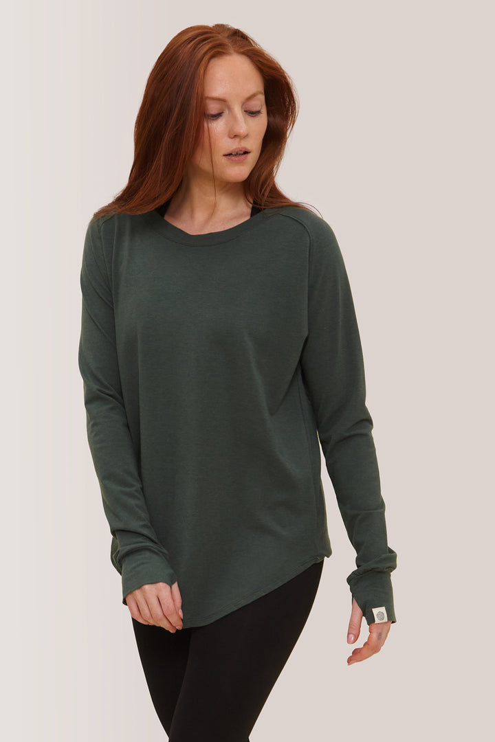 Femme qui porte le chandail à manche longue Cozy de Rose Boreal./ Women wearing the Cozy Long Sleeve Shirt by Rose Boreal. -Pine / Pin