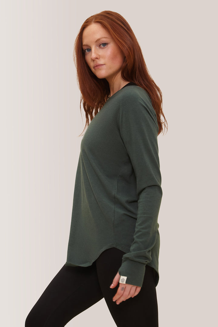 Femme qui porte le chandail à manche longue Cozy de Rose Boreal./ Women wearing the Cozy Long Sleeve Shirt by Rose Boreal. -Pine / Pin