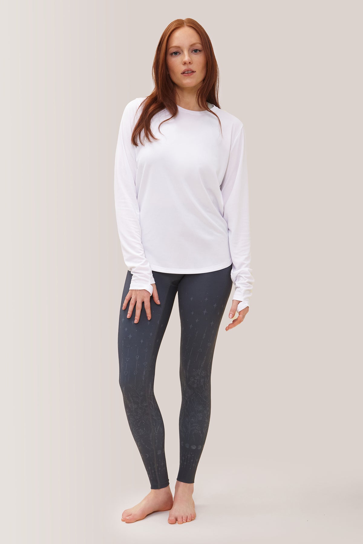 Femme qui porte le chandail à manches longues No Brainer de Rose Boreal./ Women wearing the No Brainer Long Sleeves by Rose Boreal. -Arctic White / Blanc Artique