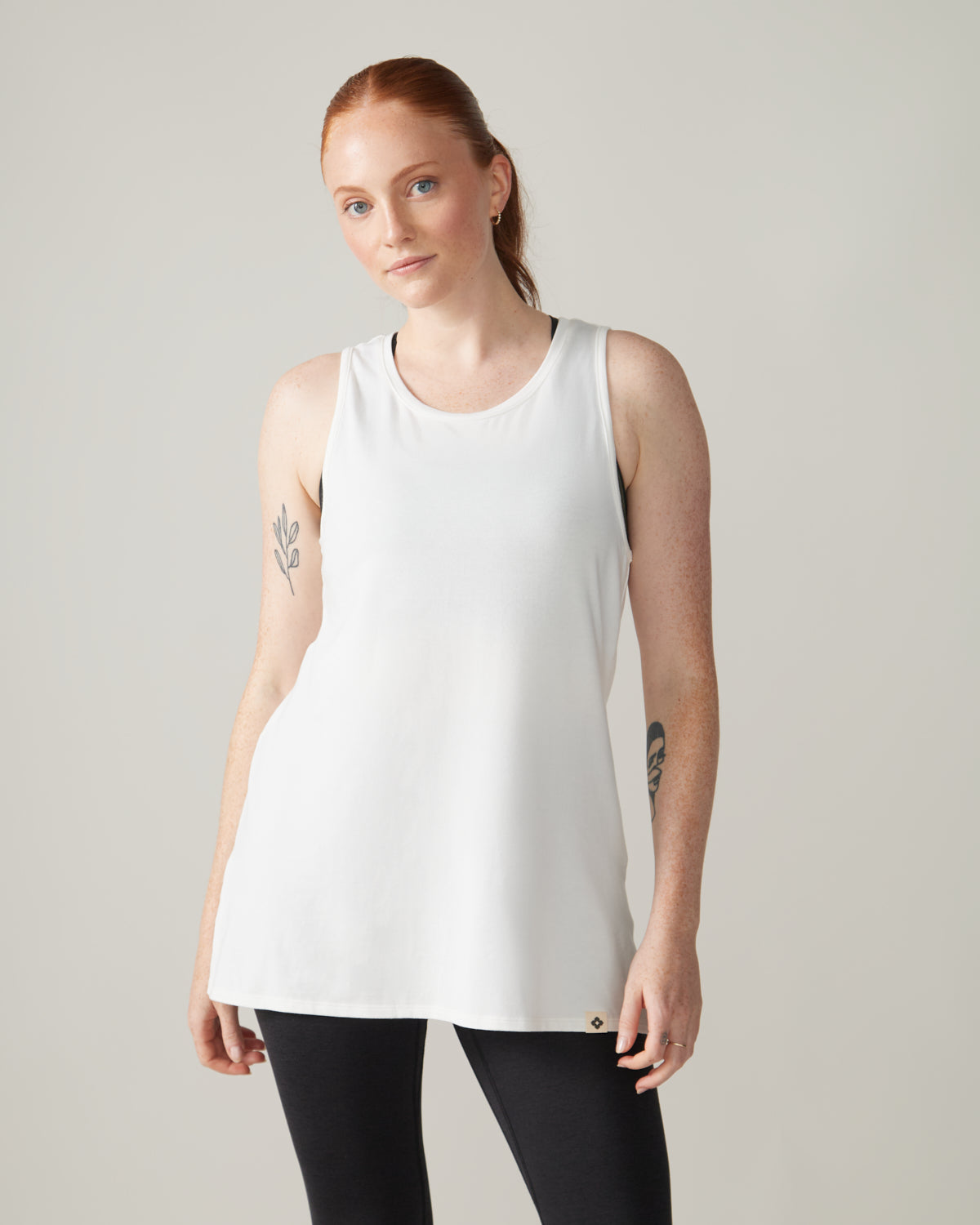 Women wearing the Astral Tank by Rose Boreal - Natural White / Femme qui porte la Camisole Astrale par Rose Boreal - Blanc Naturel