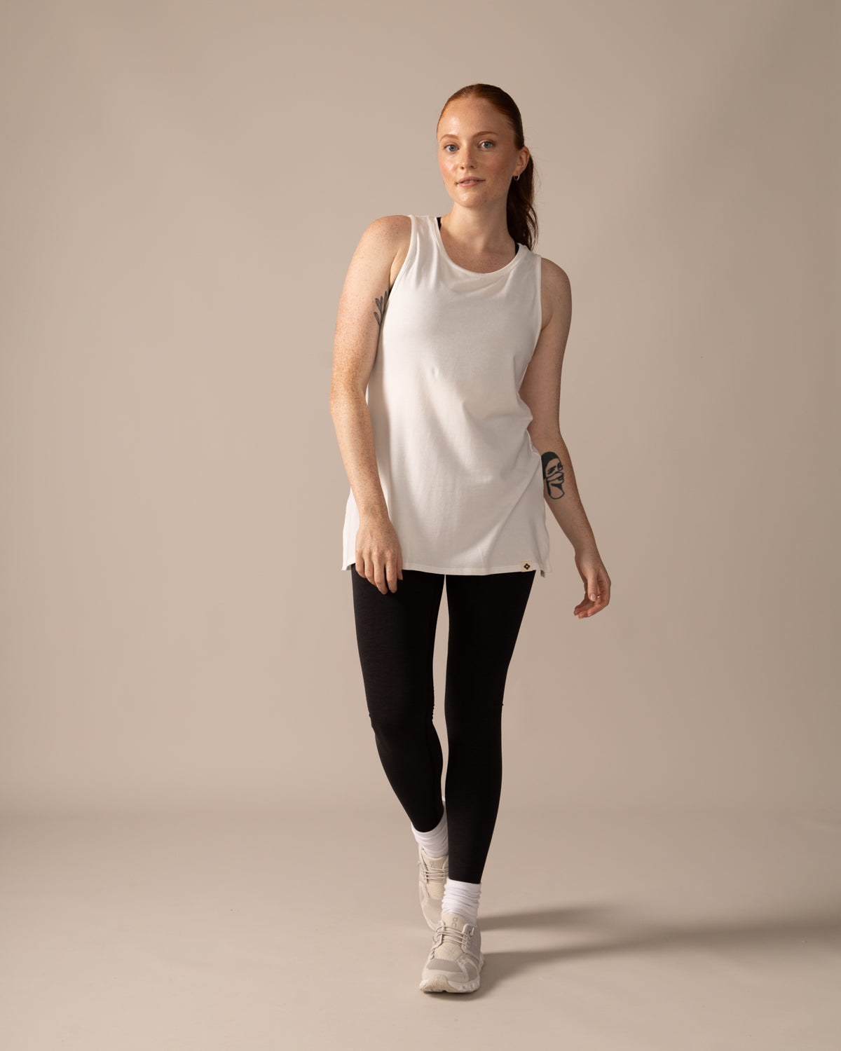 Women wearing the Astral Tank by Rose Boreal - Natural White / Femme qui porte la Camisole Astrale par Rose Boreal - Blanc Naturel