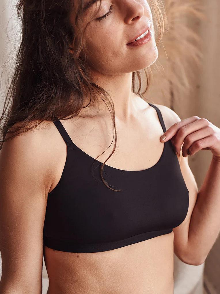 Femme vêtue de la bralette en micro-fibre / Women wearing the microfiber scoop bralette. -Black - Noir