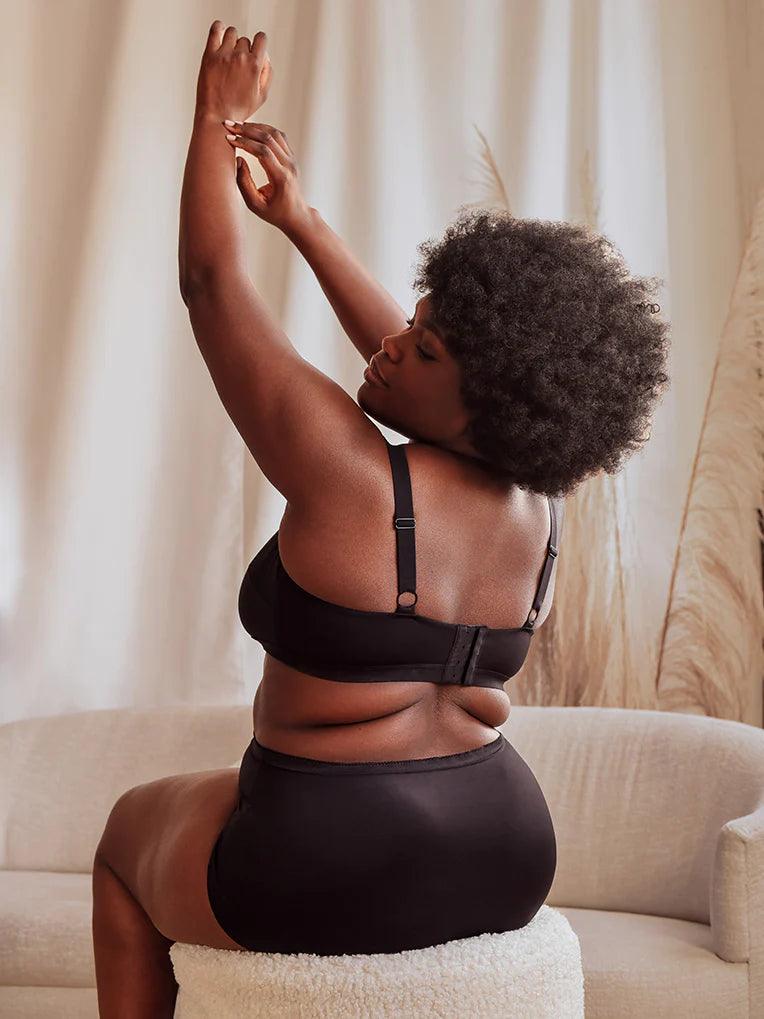 Femme vêtue de la bralette en micro-fibre / Women wearing the microfiber scoop bralette. -Black - Noir