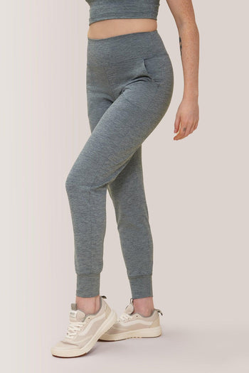 Femme qui porte les pantalons jogging Buttery soft bff high-rise de Rose Boreal./ Women wearing the buttery soft BFF high-rise jogger pants from Rose Boreal. -Teal / Agave