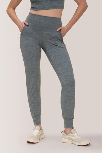 Femme qui porte les pantalons jogging Buttery soft bff high-rise de Rose Boreal./ Women wearing the buttery soft BFF high-rise jogger pants from Rose Boreal. -Teal / Agave