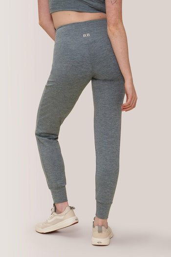 Femme qui porte les pantalons jogging Buttery soft bff high-rise de Rose Boreal./ Women wearing the buttery soft BFF high-rise jogger pants from Rose Boreal. -Teal / Agave