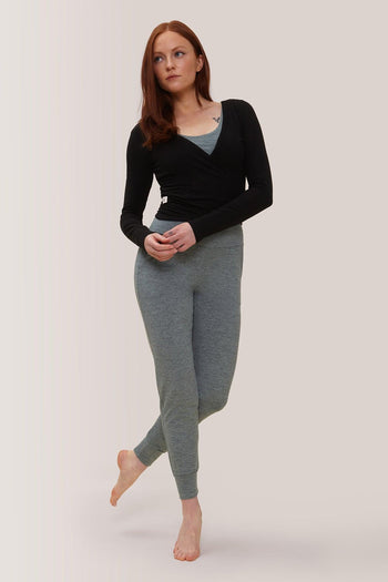 Femme qui porte les pantalons jogging Buttery soft bff high-rise de Rose Boreal./ Women wearing the buttery soft BFF high-rise jogger pants from Rose Boreal. -Teal / Agave