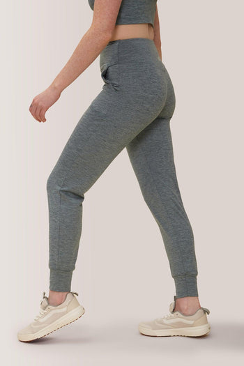 Femme qui porte les pantalons jogging Buttery soft bff high-rise de Rose Boreal./ Women wearing the buttery soft BFF high-rise jogger pants from Rose Boreal. -Teal / Agave