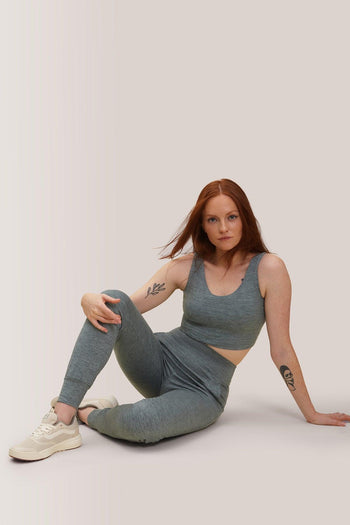 Femme qui porte les pantalons jogging Buttery soft bff high-rise de Rose Boreal./ Women wearing the buttery soft BFF high-rise jogger pants from Rose Boreal. -Teal / Agave / Teal Over