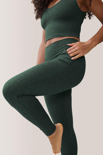 Femme qui porte les pantalons jogging Buttery soft bff high-rise de Rose Boreal./ Women wearing the buttery soft BFF high-rise jogger pants from Rose Boreal. -Fern / Fougère