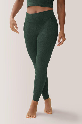 Femme qui porte les pantalons jogging Buttery soft bff high-rise de Rose Boreal./ Women wearing the buttery soft BFF high-rise jogger pants from Rose Boreal. -Fern / Fougère / Fern Over