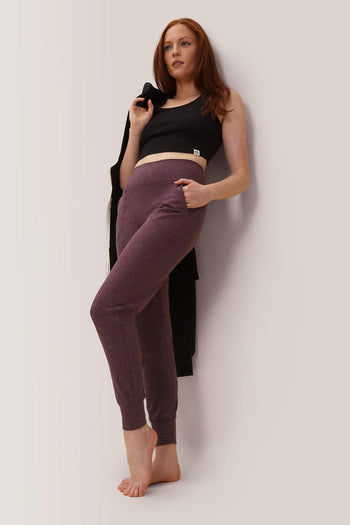 Femme qui porte les pantalons jogging Buttery soft bff high-rise de Rose Boreal./ Women wearing the buttery soft BFF high-rise jogger pants from Rose Boreal. -Eggplant / Aubergine / Eggplant Over