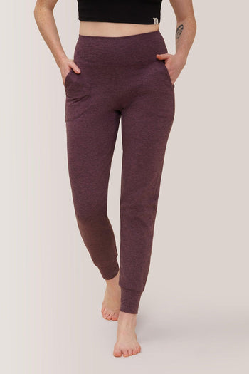 Femme qui porte les pantalons jogging Buttery soft bff high-rise de Rose Boreal./ Women wearing the buttery soft BFF high-rise jogger pants from Rose Boreal. -Eggplant / Aubergine