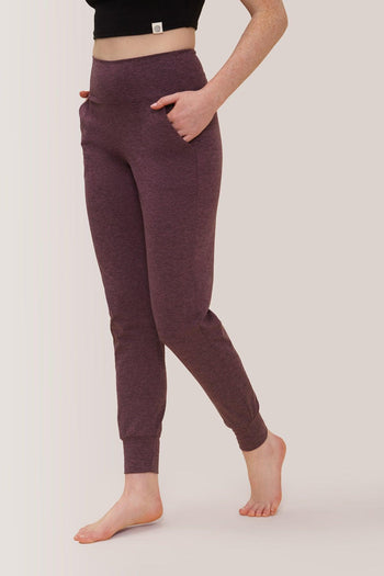 Femme qui porte les pantalons jogging Buttery soft bff high-rise de Rose Boreal./ Women wearing the buttery soft BFF high-rise jogger pants from Rose Boreal. -Eggplant / Aubergine