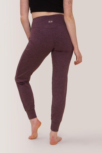 Femme qui porte les pantalons jogging Buttery soft bff high-rise de Rose Boreal./ Women wearing the buttery soft BFF high-rise jogger pants from Rose Boreal. -Eggplant / Aubergine