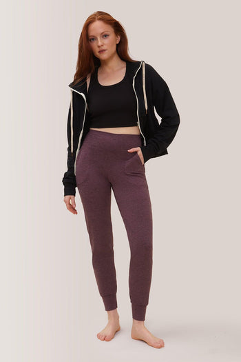 Femme qui porte les pantalons jogging Buttery soft bff high-rise de Rose Boreal./ Women wearing the buttery soft BFF high-rise jogger pants from Rose Boreal. -Eggplant / Aubergine