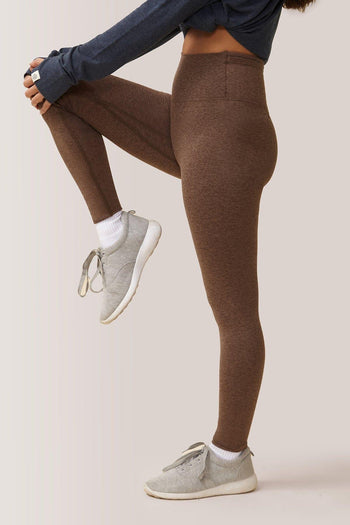 Femme qui porte les leggings taille-haute Buttery Soft BFF de Rose Boreal./ Womean wearing the Buttery Soft BFF High-Rise Legging from Rose Boreal. -Truffle / Truffe