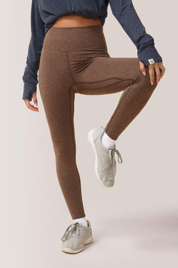 Femme qui porte les leggings taille-haute Buttery Soft BFF de Rose Boreal./ Womean wearing the Buttery Soft BFF High-Rise Legging from Rose Boreal. -Truffle / Truffe