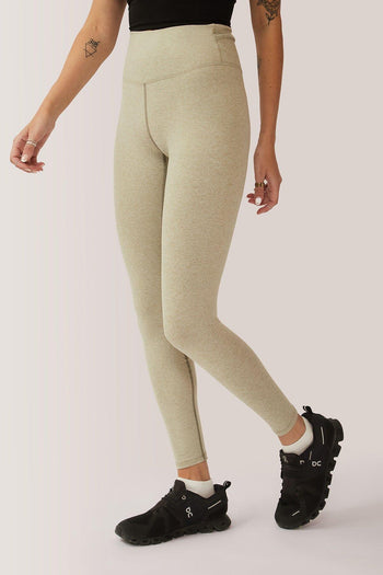 Femme qui porte les leggings taille-haute Buttery Soft BFF de Rose Boreal./ Womean wearing the Buttery Soft BFF High-Rise Legging from Rose Boreal. -Celery / Céleri