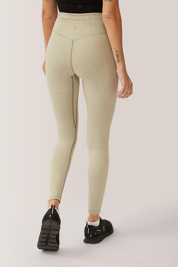 Femme qui porte les leggings taille-haute Buttery Soft BFF de Rose Boreal./ Womean wearing the Buttery Soft BFF High-Rise Legging from Rose Boreal. -Celery / Céleri