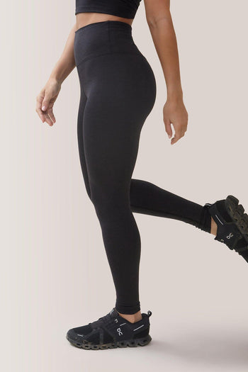 Femme qui porte les leggings taille-haute Buttery Soft BFF de Rose Boreal./ Womean wearing the Buttery Soft BFF High-Rise Legging from Rose Boreal. -Total Eclipse / Éclipse Totale