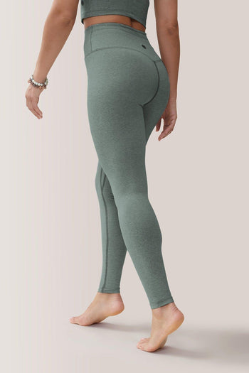 Women wearing the Rose Buddha Buttery Soft BFF High-Rise Legging - Teal / Femme qui porte Rose Buddha Legging BFF Brossé Taille Haute - Agave