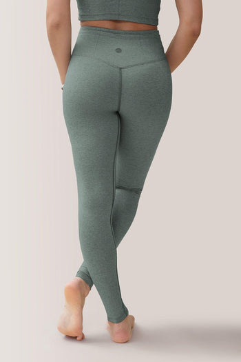 Women wearing the Rose Buddha Buttery Soft BFF High-Rise Legging - Teal / Femme qui porte Rose Buddha Legging BFF Brossé Taille Haute - Agave