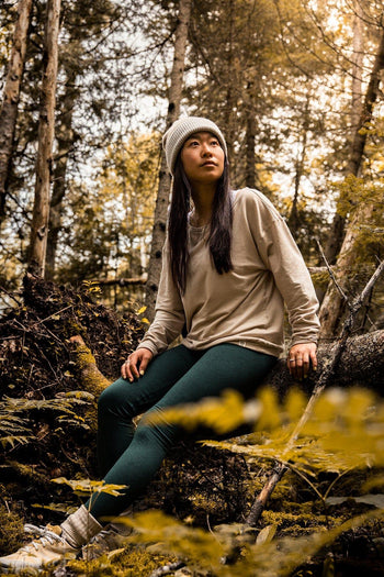 Femme qui porte les leggings taille-haute Buttery Soft BFF de Rose Boreal./ Womean wearing the Buttery Soft BFF High-Rise Legging from Rose Boreal. -Fern / Fougère