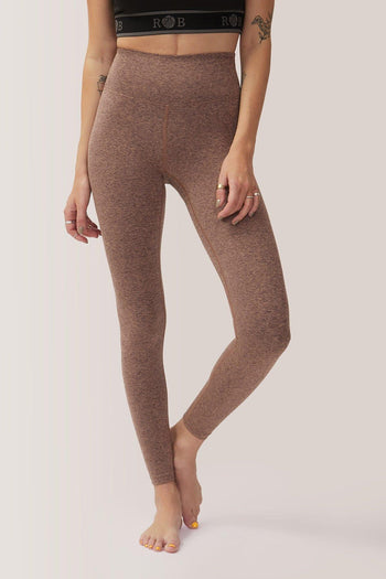 Femme qui porte les leggings taille-haute Buttery Soft BFF de Rose Boreal./ Womean wearing the Buttery Soft BFF High-Rise Legging from Rose Boreal. -Praline