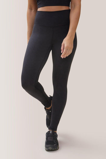 Femme qui porte les leggings taille-haute Buttery Soft BFF de Rose Boreal./ Womean wearing the Buttery Soft BFF High-Rise Legging from Rose Boreal. -Total Eclipse / Éclipse Totale