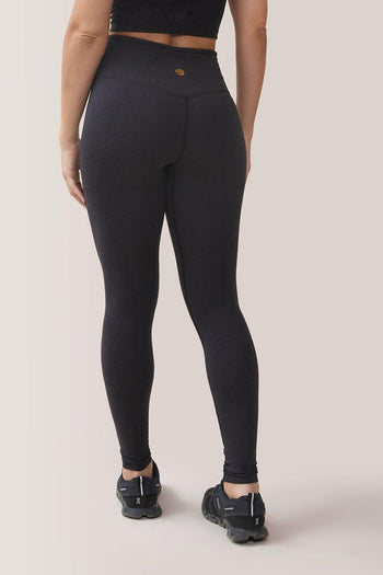 Femme qui porte les leggings taille-haute Buttery Soft BFF de Rose Boreal./ Womean wearing the Buttery Soft BFF High-Rise Legging from Rose Boreal. -Total Eclipse / Éclipse Totale