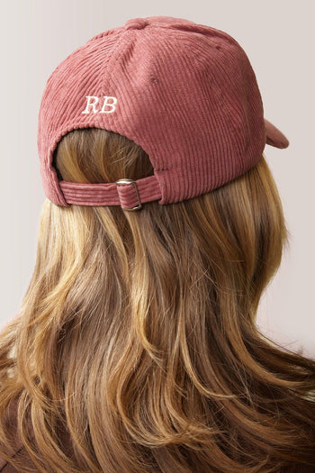 Femme qui porte la casquette Corduroy Libre de Rose Boreal./ Women wearing the Corduroy Libre Ball Cap from Rose Boreal. -Goddess / Goddess Over / Déesse Over