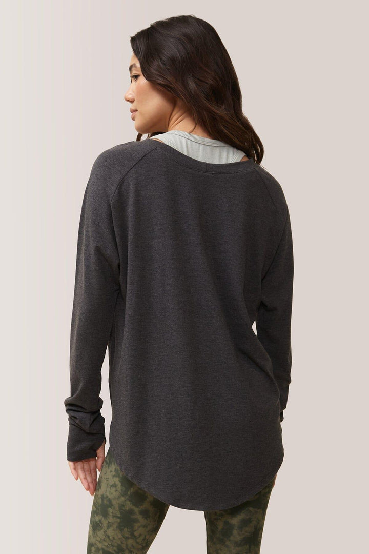 Femme qui porte le chandail à manche longue Cozy de Rose Boreal./ Women wearing the Cozy Long Sleeve Shirt by Rose Boreal. -Meteorite / Météorite