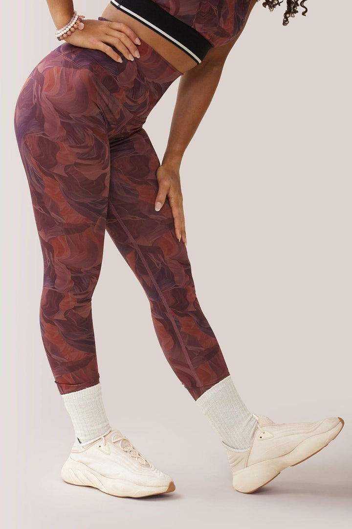 Femme qui porte les leggings ultra taille haute Divine de Rose Boreal./ Women wearing the Divine Ultrahigh-Rise legging from Rose Boreal. -Canyon