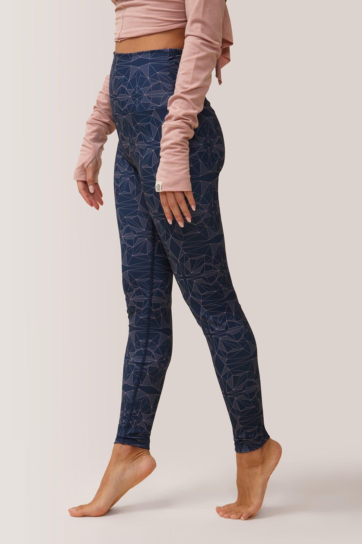 Femme qui porte les leggings ultra taille haute Divine de Rose Boreal./ Women wearing the Divine Ultrahigh-Rise legging from Rose Boreal. -Galaxy