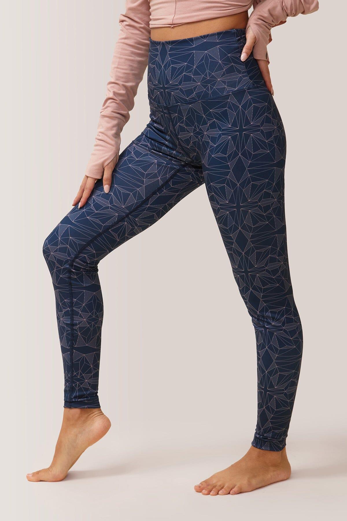 Femme qui porte les leggings ultra taille haute Divine de Rose Boreal./ Women wearing the Divine Ultrahigh-Rise legging from Rose Boreal. -Galaxy