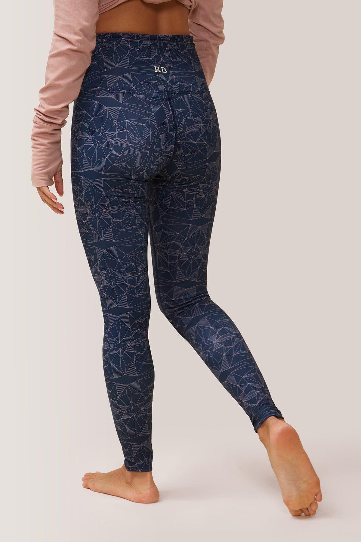 Femme qui porte les leggings ultra taille haute Divine de Rose Boreal./ Women wearing the Divine Ultrahigh-Rise legging from Rose Boreal. -Galaxy