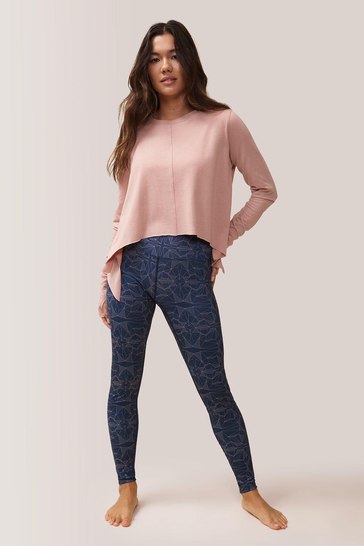 Femme qui porte les leggings ultra taille haute Divine de Rose Boreal./ Women wearing the Divine Ultrahigh-Rise legging from Rose Boreal. -Galaxy / Galaxy Over