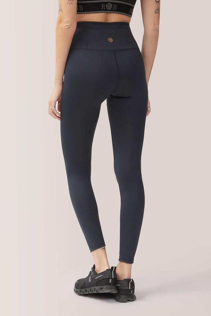 Femme qui porte les leggings ultra taille haute Divine de Rose Boreal./ Women wearing the Divine Ultrahigh-Rise legging from Rose Boreal. -Total Eclipse