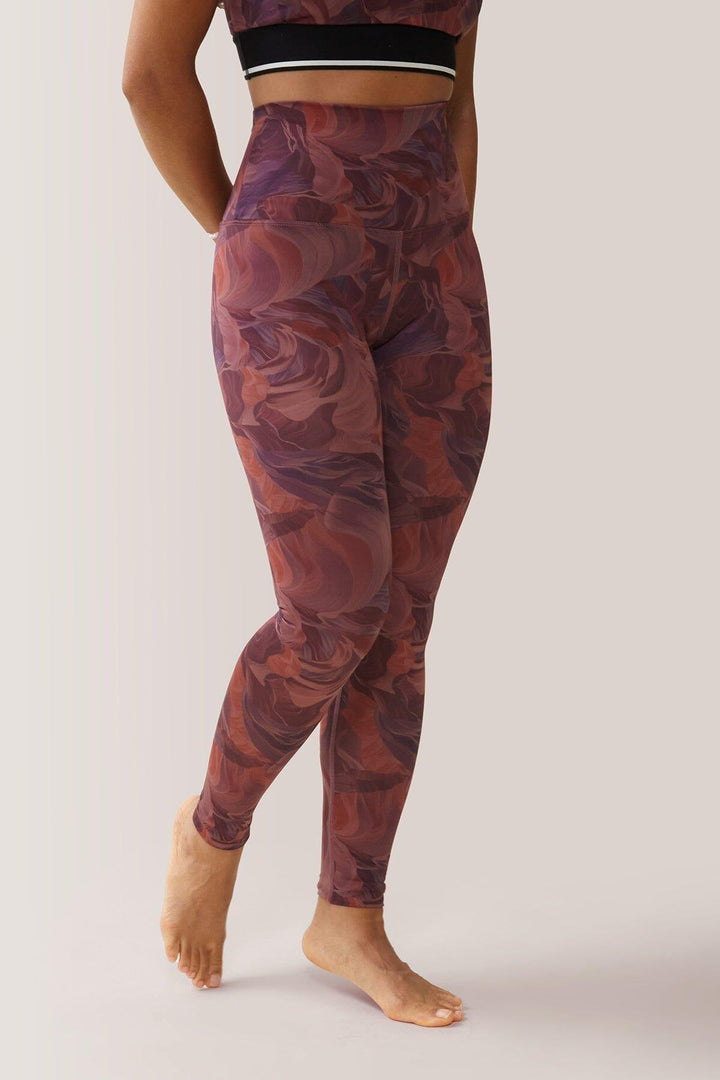 Femme qui porte les leggings ultra taille haute Divine de Rose Boreal./ Women wearing the Divine Ultrahigh-Rise legging from Rose Boreal. -Canyon